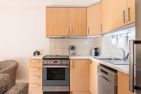 Coffee/tea facilities, Kitchen or kitchenette, oven, stove