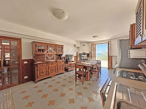 Kitchen or kitchenette, Dining area, dishwasher, oven, pet friendly, stove