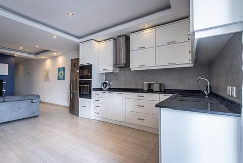 Coffee/tea facilities, oven, stove, kitchen