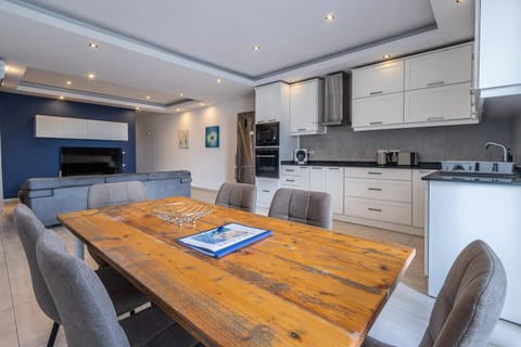 Living room, Dining area, Entertainment, kitchen, air conditioner