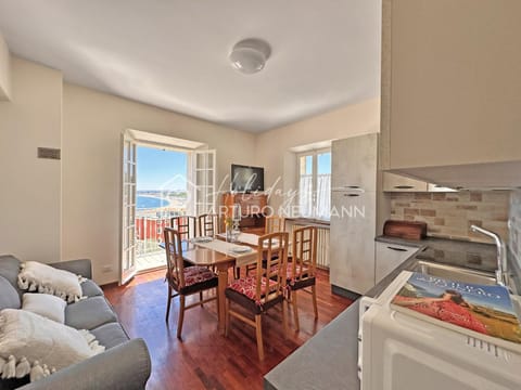 TV and multimedia, Kitchen or kitchenette, Living room, Seating area, Dining area