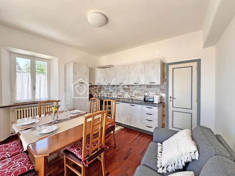 Kitchen or kitchenette, Living room, Seating area, Dining area, oven, stove