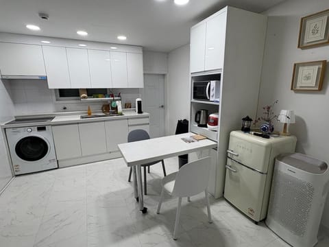 Coffee/tea facilities, Kitchen or kitchenette, Living room, Seating area, Dining area, washing machine
