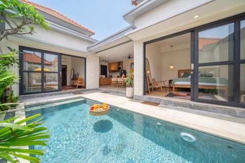 Patio, Swimming pool, Swimming pool