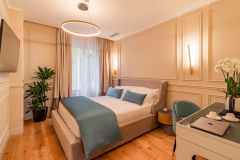 Bed, TV and multimedia, Photo of the whole room, Decorative detail, Bedroom, furniture