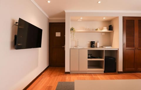 TV and multimedia, Coffee/tea facilities, Kitchen or kitchenette, Decorative detail, wardrobe