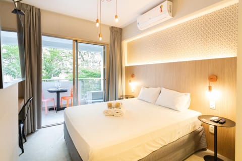 Bed, Balcony/Terrace, Photo of the whole room, Bedroom, towels, air conditioner