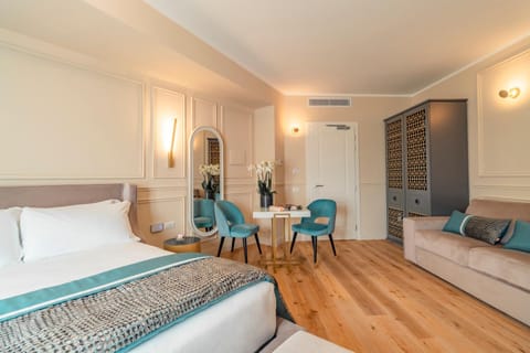 Bed, Photo of the whole room, Bedroom, furniture, safe, wardrobe