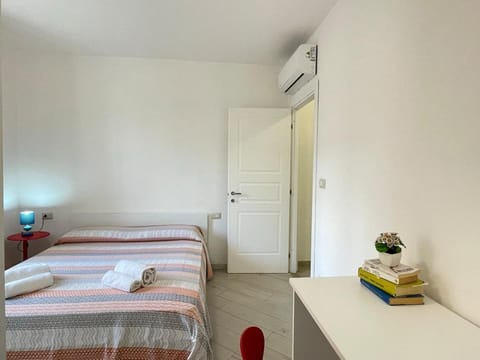 Bed, Photo of the whole room, Bedroom, towels, wardrobe, air conditioner