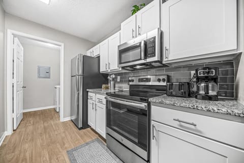 Coffee/tea facilities, Kitchen or kitchenette, Dining area, dishwasher, oven, pet friendly, stove