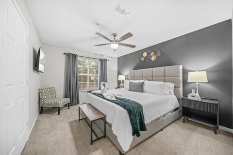 Bed, TV and multimedia, Photo of the whole room, Bedroom, towels, air conditioner