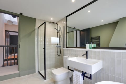 Shower, Toilet, Bathroom, Bath, towels