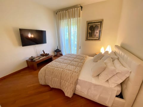 Bed, TV and multimedia, Photo of the whole room, Bedroom