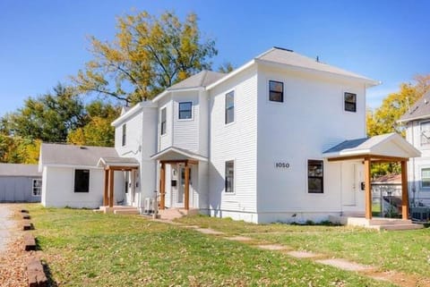 Spacious 9BR Home Ideal for Groups Near Downtown House in Des Moines