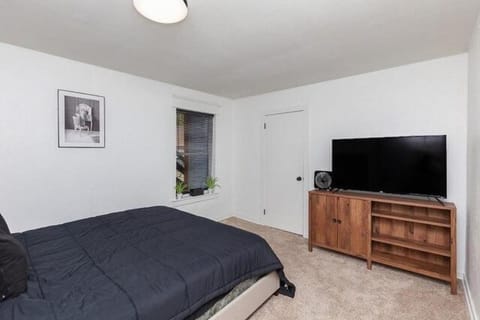 Spacious 9BR Home Ideal for Groups Near Downtown House in Des Moines