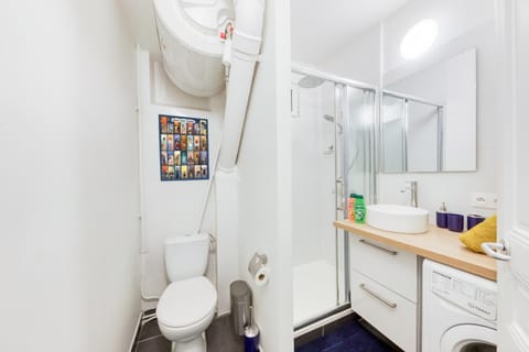 Shower, Toilet, Bathroom, towels, washing machine