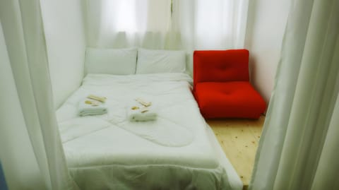 Bed, Bedroom, towels