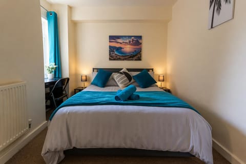Bed, Photo of the whole room, Bedroom, internet, towels