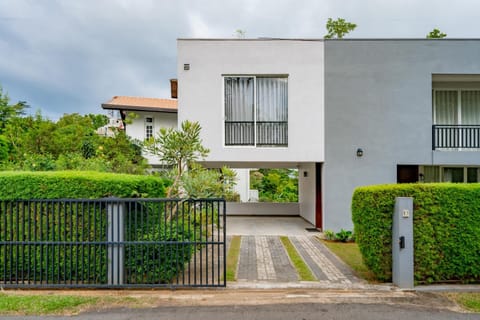 Property building, Neighbourhood, Garden, Garden view, Street view