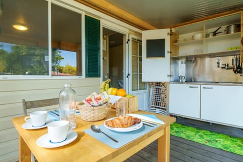 Facade/entrance, Kitchen or kitchenette