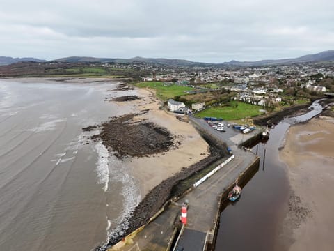 Cosy Cottage- Sleeps 4 Free Parking & Golf Nearby House in Buncrana