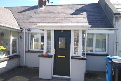 Cosy Cottage- Sleeps 4 Free Parking & Golf Nearby House in Buncrana