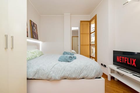 Bed, TV and multimedia, Photo of the whole room, Bedroom, towels