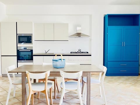 Kitchen or kitchenette, Dining area, stove