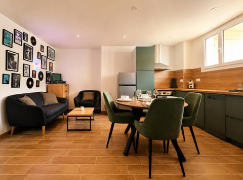 Kitchen or kitchenette, Living room, Dining area, dishwasher, oven