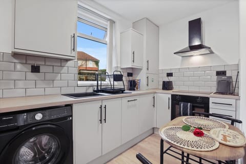 Coffee/tea facilities, Kitchen or kitchenette, Dining area, dishwasher, oven, stove, toaster