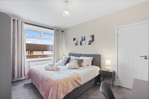 Bed, Photo of the whole room, Bedroom, wardrobe