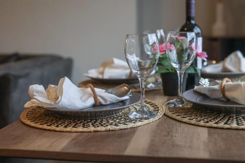 Living room, Food and drinks, Food, Lunch, Dinner, Drinks