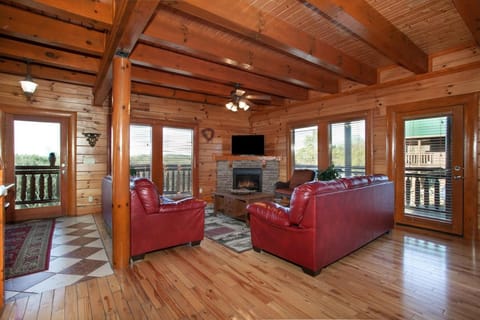 Galaxy Splash Hot Tub Pool Theater and MTN Views House in Sevierville