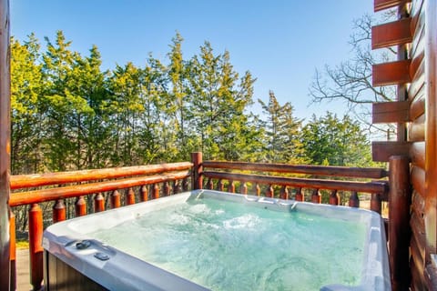 Galaxy Splash Hot Tub Pool Theater and MTN Views House in Sevierville