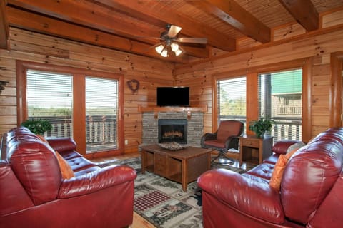 Galaxy Splash Hot Tub Pool Theater and MTN Views House in Sevierville