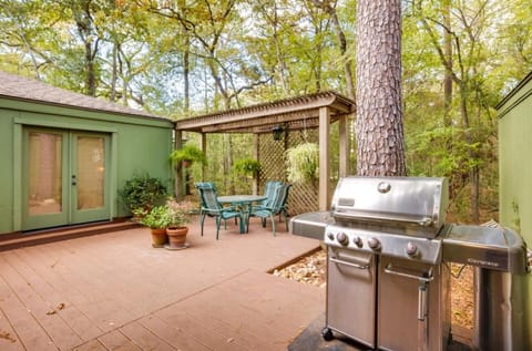 Woodlands Escape: 3BR Texas Retreat w/ Forest View House in The Woodlands