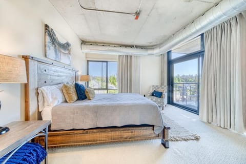 Downtown Condo Above Restaraunts- Free Parking House in Coeur dAlene