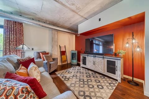 Downtown Condo Above Restaraunts- Free Parking House in Coeur dAlene