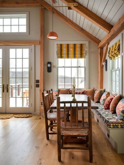 Post & Beam - Stunningly Designed Luxury Home with Pool & Hot Tub House in Gallatin