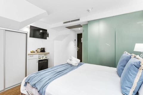 Bed, TV and multimedia, wardrobe, air conditioner