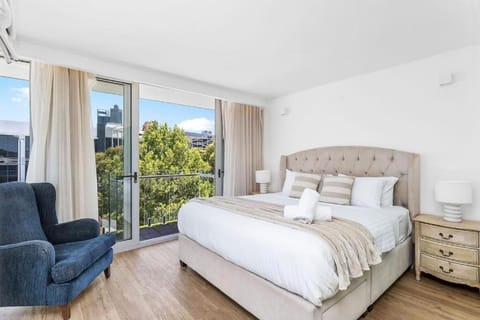 Bed, Seating area