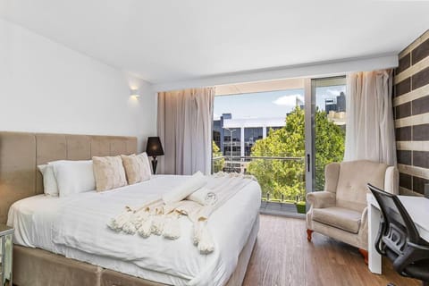 Bed, Seating area