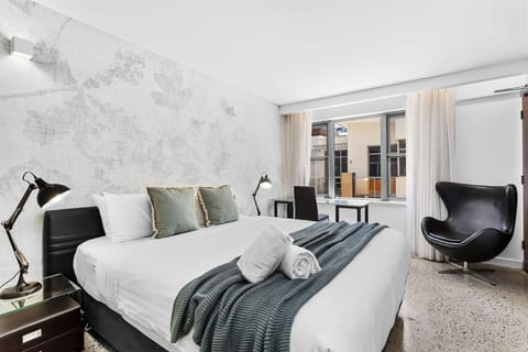 Bed, Seating area