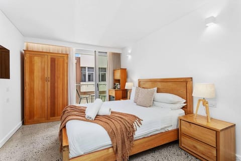 Bed, TV and multimedia, wardrobe