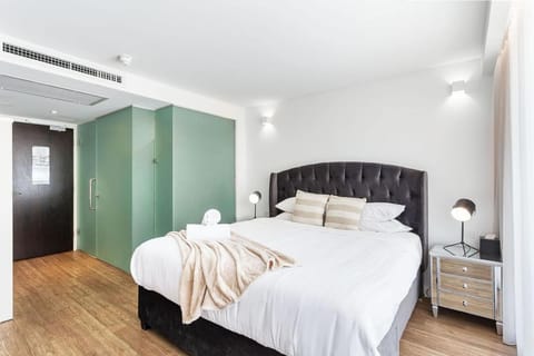 Bed, TV and multimedia, Photo of the whole room