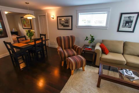 Grand Boulevard Retreat- quiet suite in North Vanc House in North Vancouver