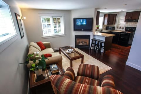 Grand Boulevard Retreat- quiet suite in North Vanc House in North Vancouver