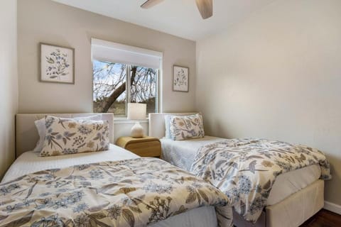 Pool, Games, King Suite 3BR Sleeps 9 House in Cedar Park