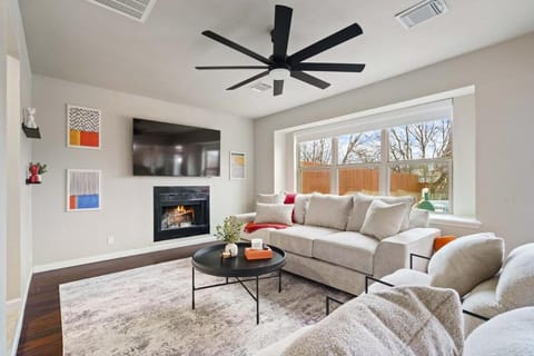 Pool, Games, King Suite 3BR Sleeps 9 House in Cedar Park