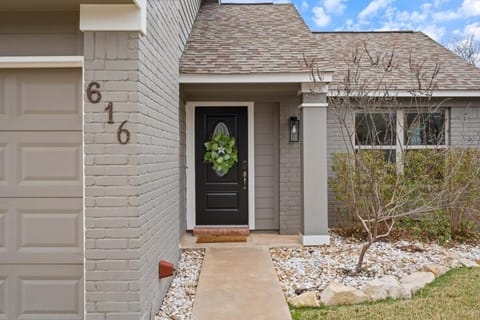 Pool, Games, King Suite 3BR Sleeps 9 House in Cedar Park